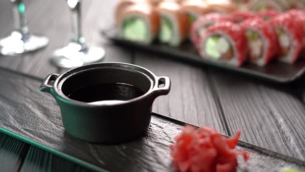Sushi Set Sushi Roll Met Garnalen Gedipt Sojasaus Kopieerruimte — Stockvideo