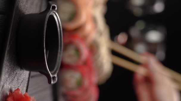 Sushi Rolka Posbíraná Hůlkami Sójové Omáčce Více Rohlíky Černém Talíři — Stock video