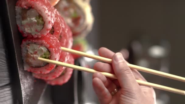 Comer Sushi Com Pauzinhos Sushi Rolar Comida Japonesa Restaurante Espaço — Vídeo de Stock