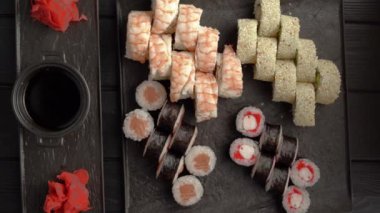 Tepsi dolusu suşi rulosu manzarası, çubuklarla yemek. Boşluğu kopyala