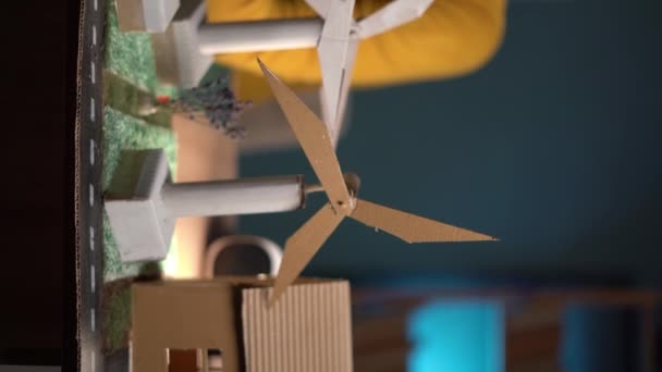 ラップトップコンピュータを使用して自宅のオフィスの家や風力タービンのモデルで作業する人間の建築家 バーティカルビデオ — ストック動画