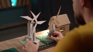 Evdeki adam rüzgar enerjisi yaratıcı projesi yaratıyor. Yel değirmenleri ve 3D modellerle yerleşim alanı planlıyorlar. Boşluğu kopyala