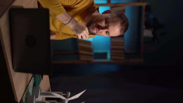 Milieuactivist Zit Zijn Kantoor Tekent Nieuw Windmolenmodel Werkt Aan Laptop — Stockvideo
