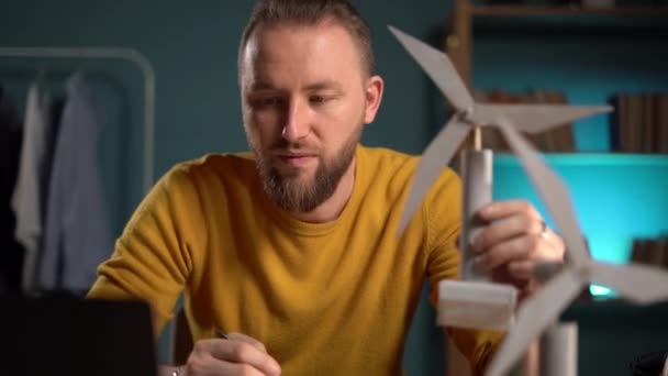 Человек Работающий Моделями Ветряных Турбин Домашнем Офисе Творческий Мужчина Работающий — стоковое видео
