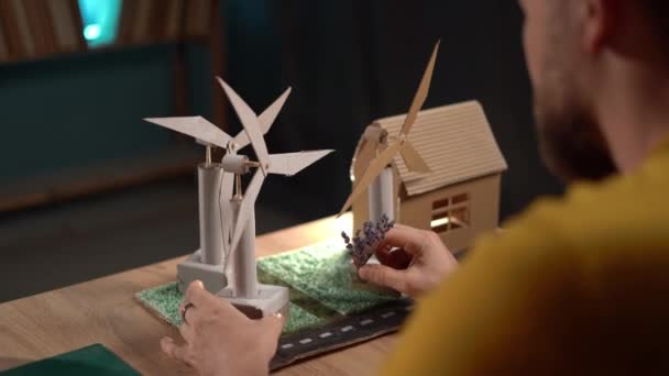 Der Mann Hause Der Kreative Projekte Zur Windenergie Entwirft Plant — Stockvideo