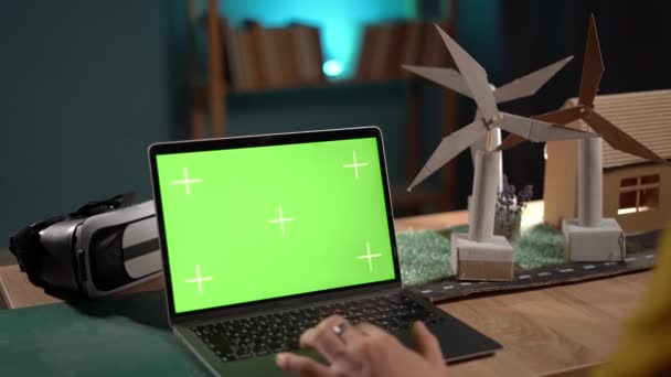 Projekt Von Windmühlen Und Laptop Mit Grünem Bildschirm Chromakey Kopierraum — Stockvideo