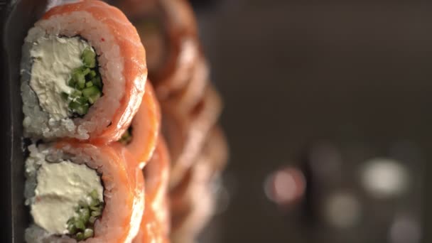 Mangiare Sushi Con Bacchette Vicino Cibo Asporto Salmone Sushi Rotoli — Video Stock
