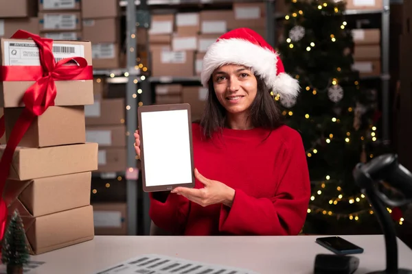 Kadın depo işçisi, elinde dijital tablet bulunan küçük bir stok sahibi ekran görüntüsü var, kameraya bakıyor ve gülümsüyor, mobil uygulama kullanarak ticari kargo kutuları teslim ediliyor. Boşluğu kopyala