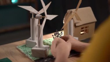 Sürdürülebilir mühendislik, inşaat ve imalat için yenilenebilir inşaat malzemeleri ve rüzgar türbinleriyle çalışan adam. Yakın plan.