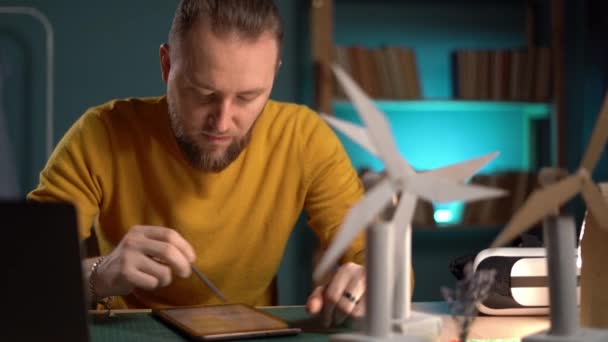Millennial Man Werkt Met Digitale Tablet Hernieuwbare Energie Boerderij Project — Stockvideo