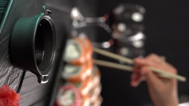 费城寿司卷与鲑鱼和奶油奶酪蘸酱油 垂直录像 — 图库视频影像