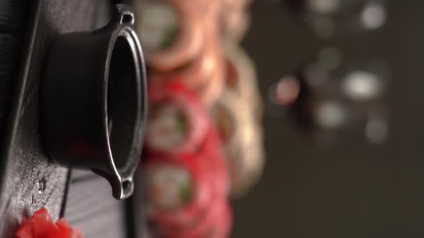 日本食コンセプトの醤油に浸した揚げ寿司ロール バーティカルビデオ — ストック動画