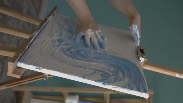 Artystka Malująca Grubą Warstwę Farby Teksturowej Dłońmi Płótnie Pracowni Artystycznej — Wideo stockowe