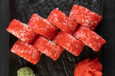 Masaj havyarı, avokado ve somon soslu suşi. Asya mutfağı. Suşi menüsü kavramı. Üst Manzara. Yakın plan.