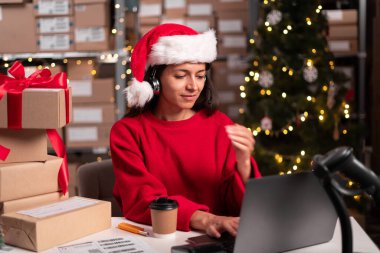 Noel Baba geceleri Noel ofisinde çalışır, dizüstü bilgisayarda müşteri siparişi alır hediye kutusunun teslimi için, girişimci küçük işletme sahibi depo, KME, noel indirimi konsepti
