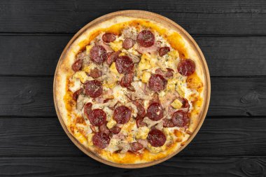 Jambonlu pizza, tavuk eti ve ahşap arka planda sosis, Top View. Düz yatıyordu