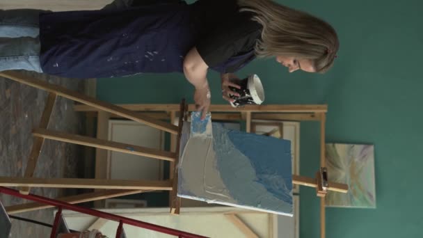 Schilderkunst Doek Met Spatel Kunstatelier Close Verticale Video — Stockvideo