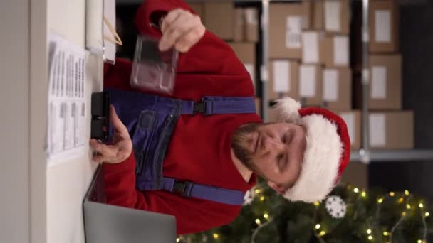 센터에 노동자는 크리스마스에 일하는 점심에 연어를 뜨거운 목록을 먹습니다 비디오 — 비디오