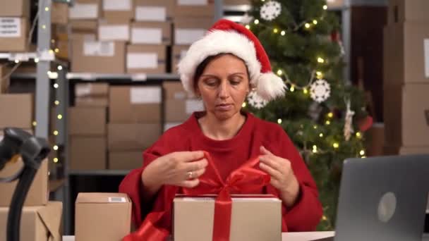 Bella Donna Indiana Commerce Imprenditore Sorridente Fiducioso Preparare Regalo Natale — Video Stock
