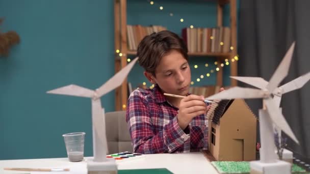 Χαριτωμένο Αγόρι Κάνει Έργο Ανανεώσιμων Πηγών Ενέργειας Για Σχολείο Τάξη — Αρχείο Βίντεο