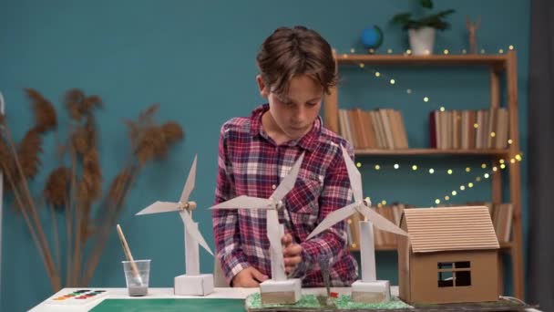 自宅で再生可能エネルギーとエコハウジングプロジェクトを創造するクリエイティブな子供たち コピースペース — ストック動画