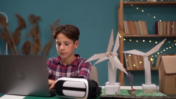 Uczeń Noszący Słuchawki Pomocą Laptopa Przyszłość Projekt Projektowy Turbiny Wiatrowej — Wideo stockowe
