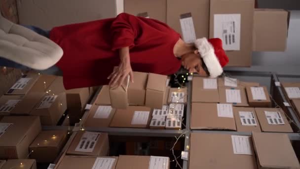 Depodaki Postanedeki Müşterilere Paketler Hazırlayan Genç Bir Kadın Noel Paketi — Stok video