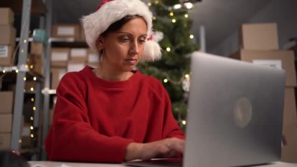 Piccola Impresa Freelance Babbo Natale Che Lavora Ufficio Postale Utilizzando — Video Stock