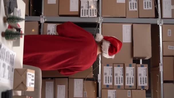 크리스마스에 우체국에서 요금에 상자를 관리자 비디오 — 비디오
