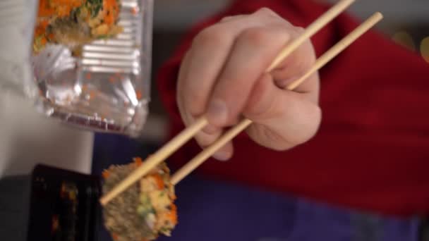 Joven Comiendo Sushi Asiático Entrega Sentado Lugar Trabajo Pequeño Almacén — Vídeos de Stock