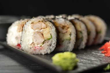 Kızarmış ton balığı, somon balığı ve avokado ile maaki rulosu, yakın plan.