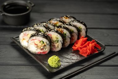 Somonlu suşi, kızarmış ton balığı, avokado ve peynir. Suşi menüsü. Japon yemeği konsepti. Boşluğu kopyala