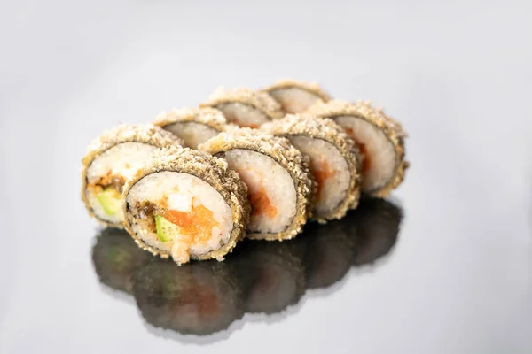 Horké Smažené Sushi Rolky Lososem Bílém Pozadí Odrazem Suši Menu — Stock fotografie