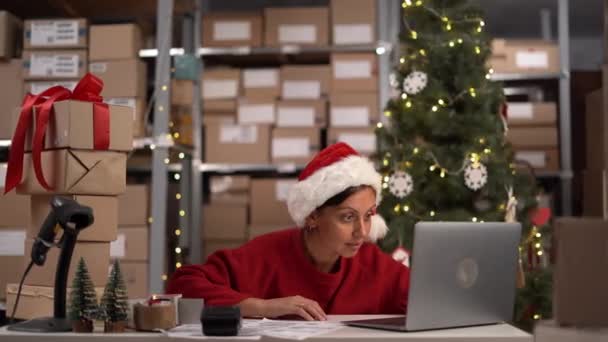 创业的小商业企业家 中小企业或自由印度妇女使用装有盒子的笔记本电脑 在小仓库 在线营销包装盒和送货概念中工作 圣诞节期间 — 图库视频影像