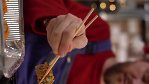 배고픈 남자는 즐거움과 기대에 자신의 젓가락으로 테이크 스시를 비디오 — 비디오