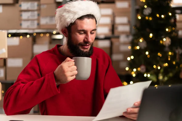 Kerstbezorging Gelukkig Moderne Man Dragen Santa Hoed Met Laptop Pakketten — Stockfoto