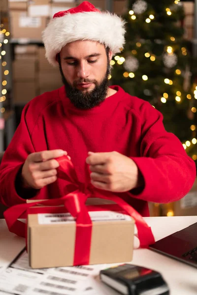 ハッピーサンタクロースパッキングの肖像画 ワークショップでテーブル上のポスト配送小包を包むプレゼントボックス メリークリスマス配送 コピースペース — ストック写真
