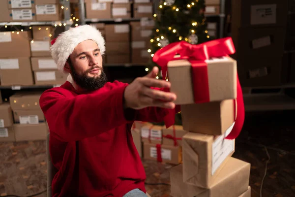 Homem Decoração Feliz Natal Armazém Com Caixas Presentes Muitos Presentes — Fotografia de Stock