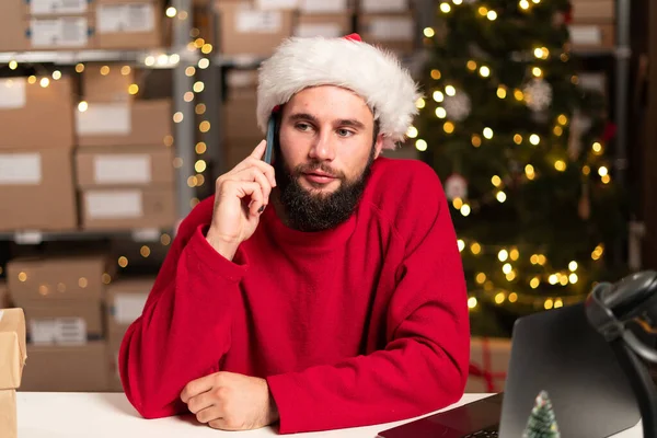 ハッピーサンタは 倉庫で電話購入注文ストック詳細顧客オンラインデータ配信をピックアップします 小規模ビジネスコンセプトのスタート クリスマスセールスコンセプト コピースペース — ストック写真