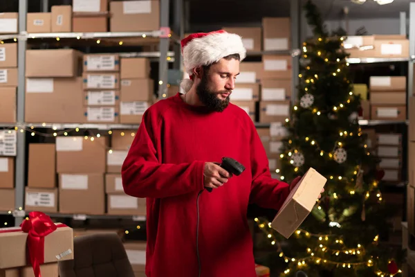 Trabalhador Armazém Usando Caixa Digitalização Chapéu Papai Noel Grande Armazém — Fotografia de Stock