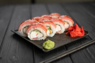 Ton balığı, avokado, kraliyet karidesi ve Philadelphia krem peynirli suşi. Suşi menüsü. Japon yemeği. Boşluğu kopyala