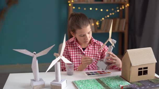 Студентська Дівчина Створює Проект Моделей Вітрових Турбін Екологічно Чистий Будинок — стокове відео