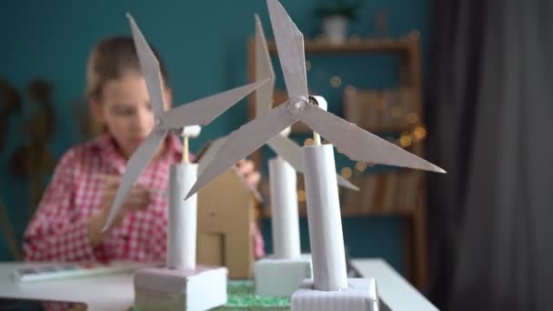 Rüzgar Türbini Modelleri Olan Genç Bir Kız Çocuklar Modellik Yapıyor — Stok video