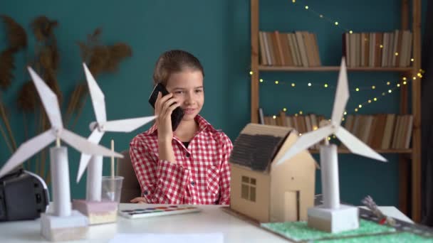 Έννοια Οικολογίας Τεχνολογίας Και Εξοικονόμησης Ενέργειας Χαριτωμένο Κορίτσι Κινητό Τηλέφωνο — Αρχείο Βίντεο