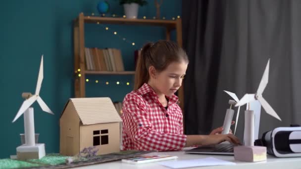 Middelbare Scholier Doet Een Wetenschapsproject Aan Tafel Thuis Met Laptop — Stockvideo