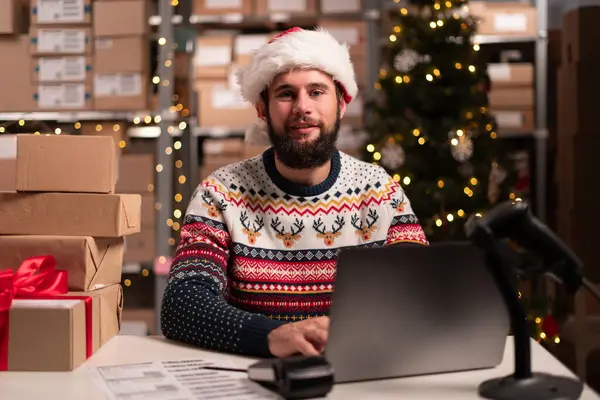 小規模ビジネスオーナーが倉庫でラップトップに取り組んでいる 郵便物のための小さいボール紙の小包を準備する在庫管理者 クリスマスセール コピースペース — ストック写真