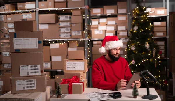 Man Inventory Manager Dragen Santa Claus Hoed Met Digitale Tablet — Stockfoto