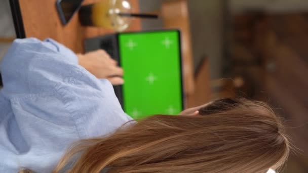 Tylny Widok Kobieta Freelancer Pracuje Kawiarni Pomocą Laptopa Zielonym Ekranem — Wideo stockowe