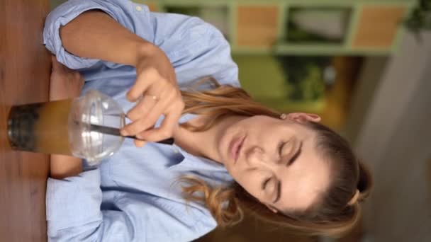 Mujer Joven Beber Burbujas Restaurante Mostrando Vaso Cámara Cámara Vertical — Vídeos de Stock