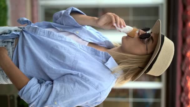 Femeie Blonda Tânără Purtând Pălărie Paie Înghețată Delicioasă Conul Vafe — Videoclip de stoc